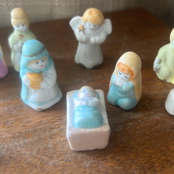 Vintage Miniature porcelain Nativity set - Picture 2 of 4